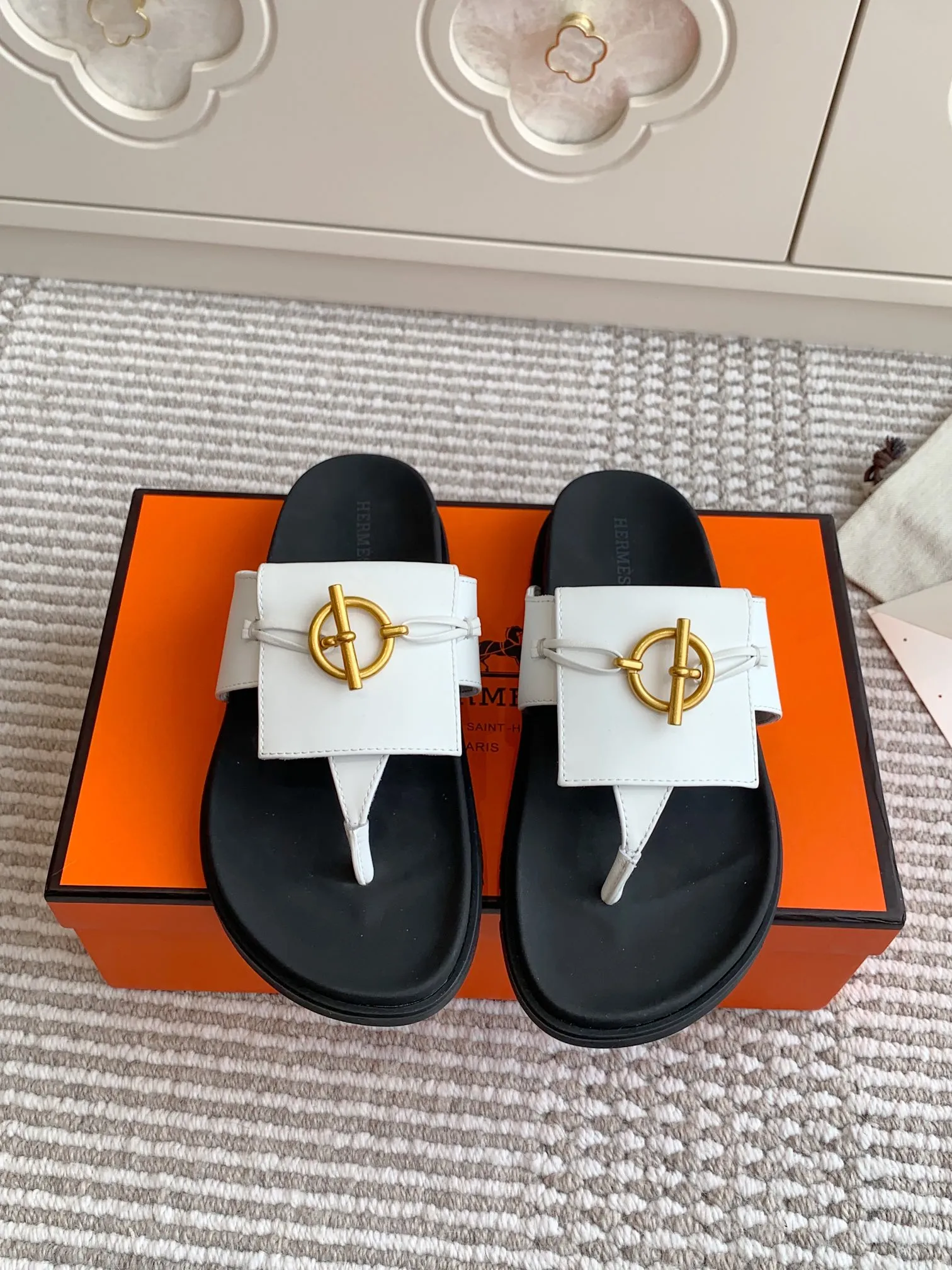 👟👟Ex-factory price 480👟👟 Women's shoes, women's clothing, Hermes 〰️H family chypre series Kelly buckle slippers Quality Upper: imported calfskin/palmprint cowhide/imported cowhide Foot pads imported silk cowhide, original molded outsole Women's size: 35-42
